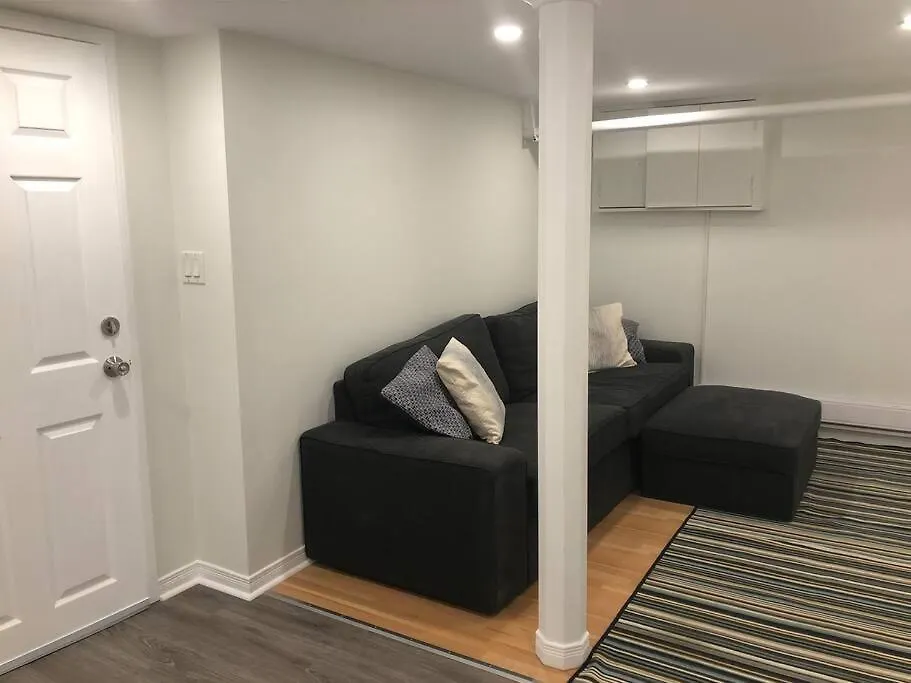 Entire Suite: Private Basement Studio Apartment! Toronto 0*,  Canadá