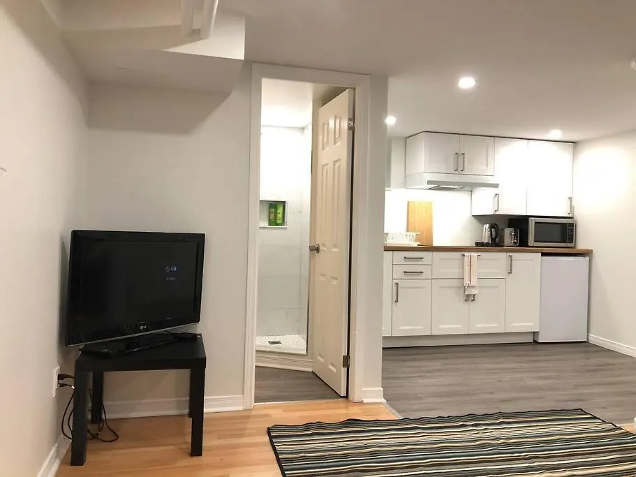 Entire Suite: Private Basement Studio Apartment! Toronto Apartment